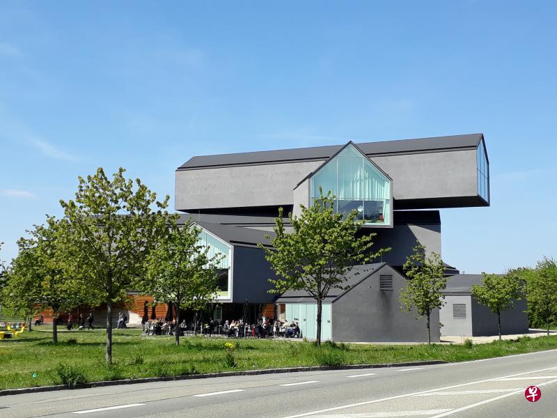 如积木般交叉纵横堆叠的Vitrahaus，趣味满分一如玩具屋。