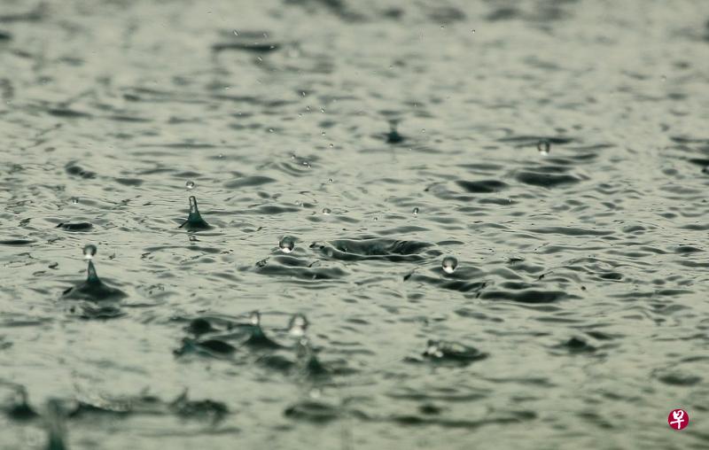 当局预计接下来几天将迎来更多阵雨，缓和炎热的天气。