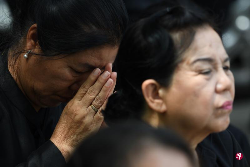 已故泰王蒲眉蓬今天（26日）移灵火化，泰国各地街头聚集不少哀悼的民众。（法新社）（法新社）