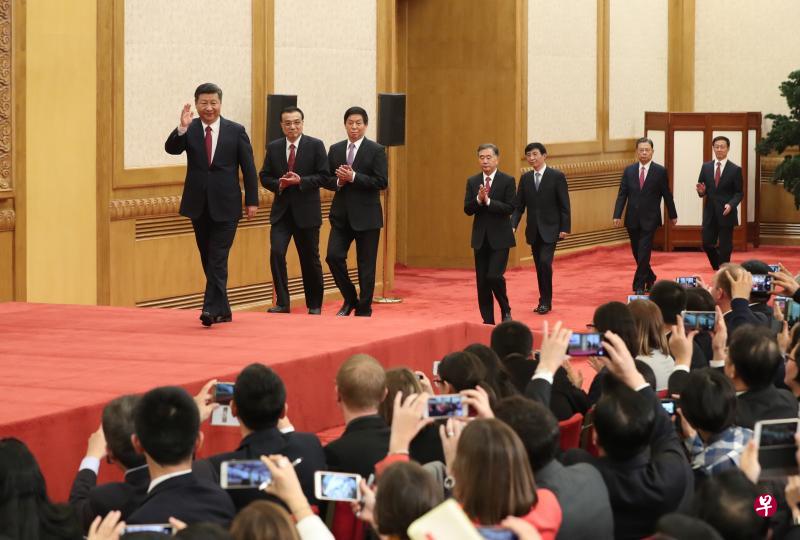 中共总书记习近平（左起）昨天精神奕奕地率李克强、栗战书、汪洋、王沪宁、赵乐际和韩正依序步入人民大会堂东大厅，同采访十九大的中外记者见面。（新华社）