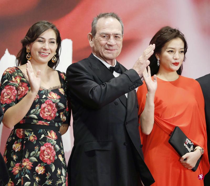 好莱坞男星汤米李琼斯与赵薇（右）是今年影展评审。（路透社）