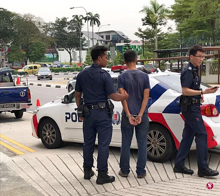 男子因涉嫌公共滋扰的罪名遭警方逮捕。（读者提供） 