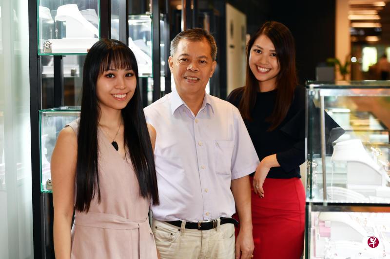 姐姐杨子欣（左）和妹妹杨子珊（右），与父亲杨龙兴是两代珠宝行老板。