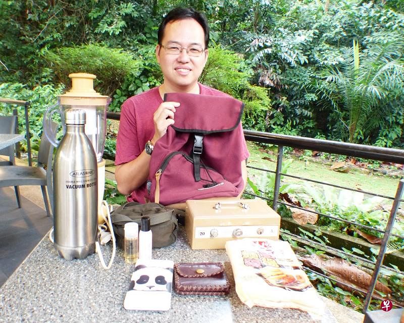 “淘宝”达人郑春林展示他所淘到的各种宝贝。