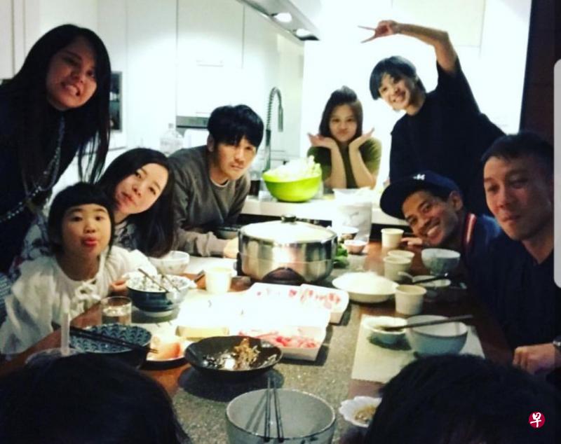曹格女儿Grace（左排坐者左起）、林文荪和曹格开心聚餐，本地代表翁奕杰（右排戴帽者）也在场。（曹格instagram）