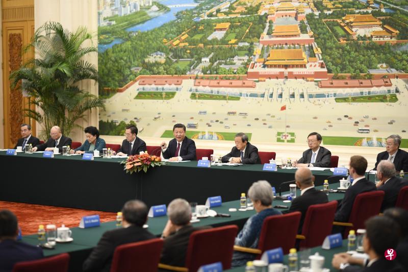 中国国家主席习近平会见清华大学经济管理学院顾问委员会海外委员和中方企业家委员，右四背对镜头者为新加坡淡马锡控股首席执行官何晶。（中新社）