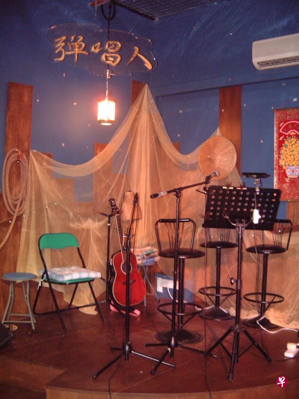 1998年弹唱人民歌餐厅在连城街开设，蔡忆仁终于圆梦。（作者提供）
