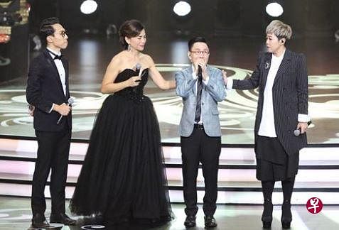 陈俊宏在第二回合组曲后，主持人曾晓英（左二）和搭档歌手安慰他。（图 / 黄金年华）