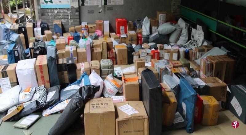 双11大大小小快递邮包，堆满了复旦大学北区宿舍取快递地点，等待大家来领。