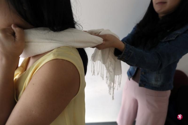 女佣苏来宁突然发狂，用抱枕套缠住女生的颈部。（示范照）