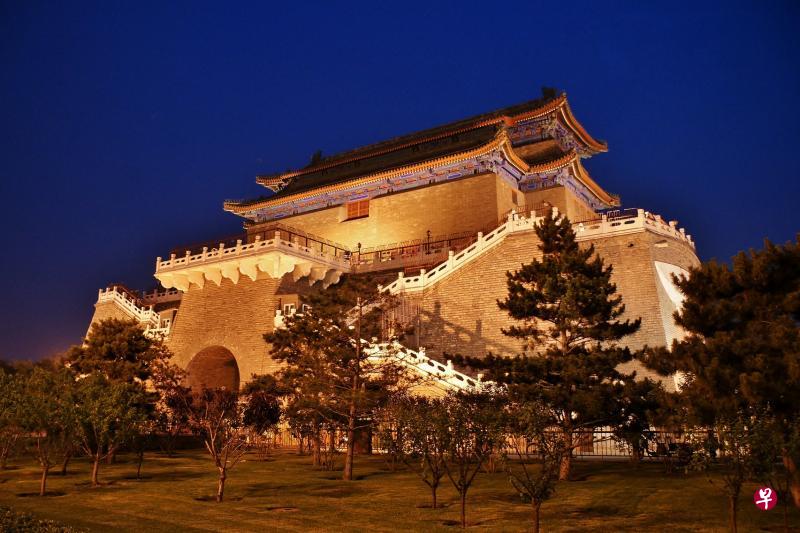 今日正阳门箭楼夜景。（吕世聪摄影）