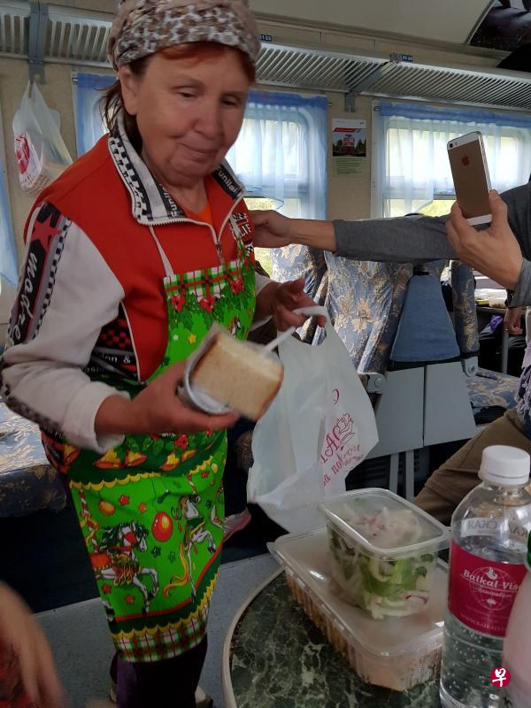 穿着色彩漂亮的农妇上火车来为我们张罗餐食。