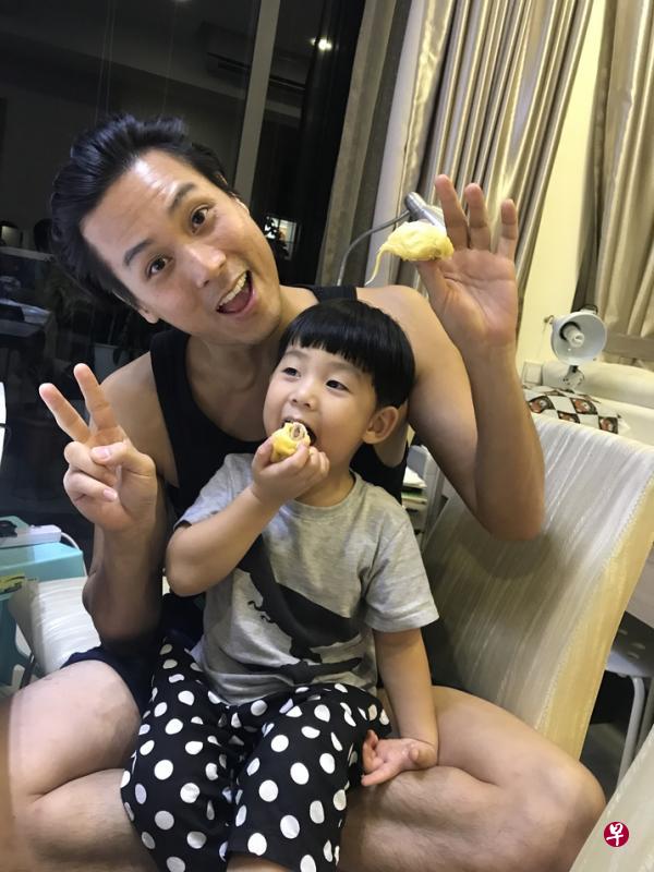 Daddy Monster的出现，让A等跟爸爸的感情变得超级好，也不会那么粘妈妈了。