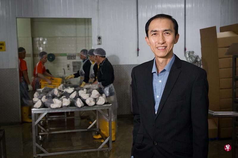 南记渔业董事经理周锦坤秉持着时时加强与客户联系的理念，提供更好的增值服务，公司才能持久经营。（海峡时报）