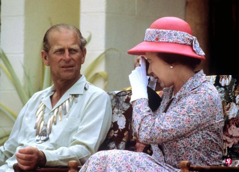 英女王伊丽莎白二世在70年代和80年代，常拿着我国赠送的镀金相机拍照。（英国广播公司）