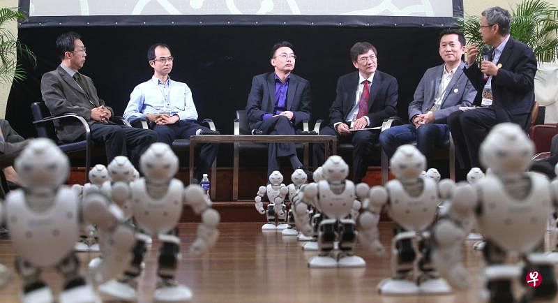 中国社会科学信息化研究中心秘书长兼《互联网周刊》主编姜奇平（左起）、国大商学院及电脑学院副教授兼国大商业大数据分析中心主任庞严、报业控股集团新兴市场副总裁兼联合早报网首席运营官周兆呈、国大光学科技研究中心主任洪明辉，以及易宝支付联合创始人兼总裁、互联网大篷车联合发起人余晨，昨天在中国知名跨界思想家段永朝主持的论坛上进行对话。（陈福洲摄）