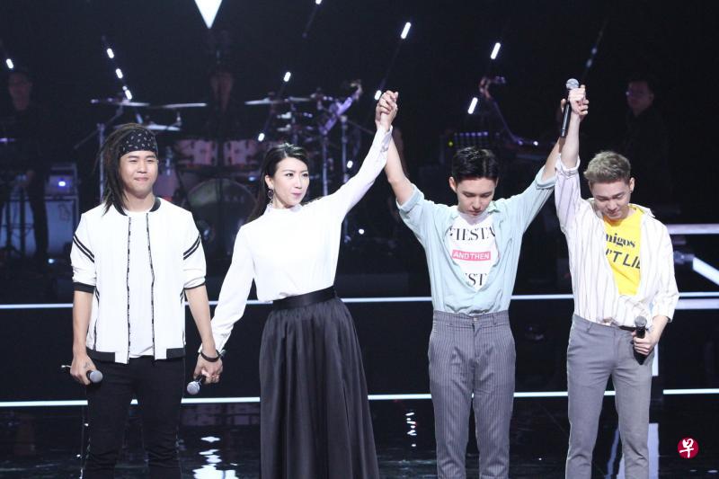本地的“豪华组合”（右一二）打败对手黄家万（《The Voice决战好声》提供）。