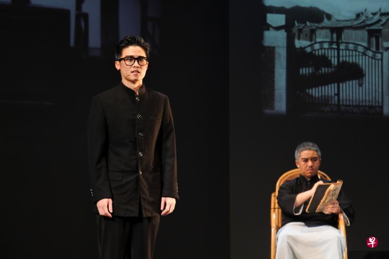 毛闻达（左）很庆幸有机会演出《李光前》，除累积戏剧经验外，也让他变得更具韧性。（华侨中学提供）