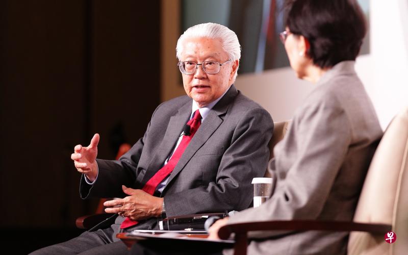 前总统陈庆炎博士敦促国人时刻紧记要把国家的利益放在第一位，他也在由巡回大使陈庆珠（右）主持的对话会上，回答多个与外交相关的问题。（海峡时报）