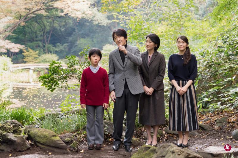日本文仁亲王（左二）和纪子王妃（右二）以及儿女本月初在家中花园散步，拍下全家照。昨天是文仁亲王52岁生日。（路透社）