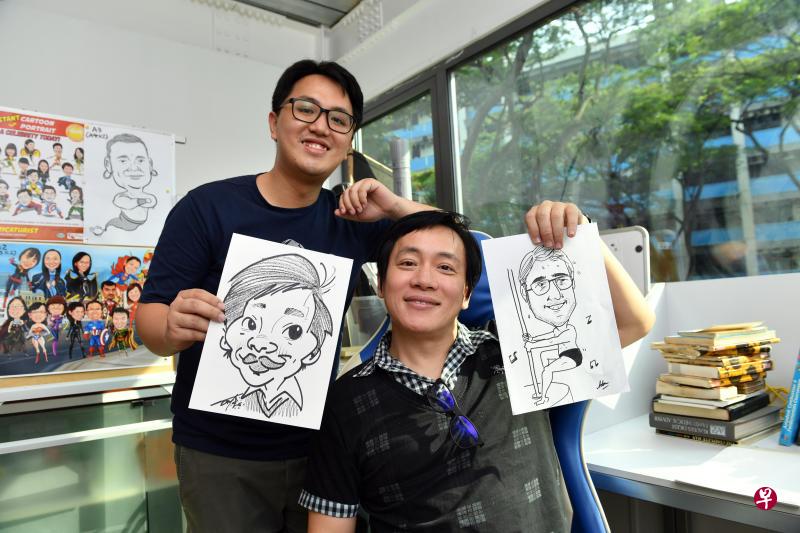 蔡明福和卢伟健舅甥一起经营Caricaturist.sg人像插图绘画服务生意。（陈思源 摄）
