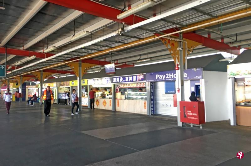 位于裕廊的面包店老板表示，列车服务时间调整，预计生意将会很冷清。