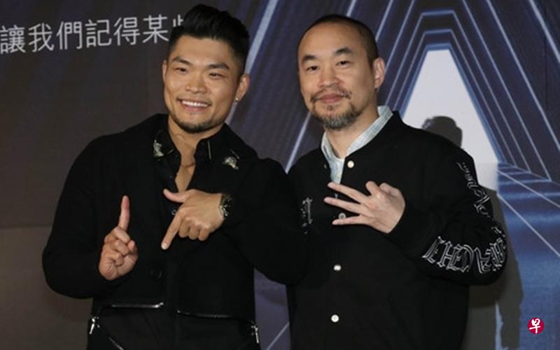 李玖哲（左）在新专辑记者会，被老板兼主持人黄立成问及感情状况。（互联网）
