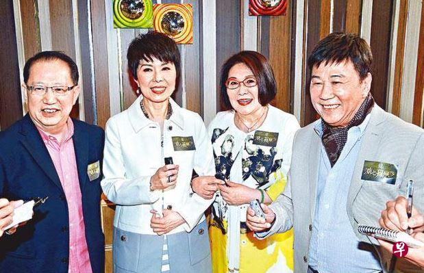 李司棋（右二）澄清健康没问题。（互联网）