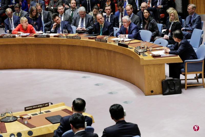美国国务卿蒂勒森（面向镜头前右二）周五在联合国安理会朝鲜危机会议上发言，朝鲜代表（背镜头）也罕有出席。（法新社）