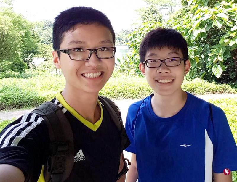 罗宗暐（右）在好友彭凯斌（左）和老师江祯慧等的帮助下，克服困难成为模范学生。（图 / 受访者提供）