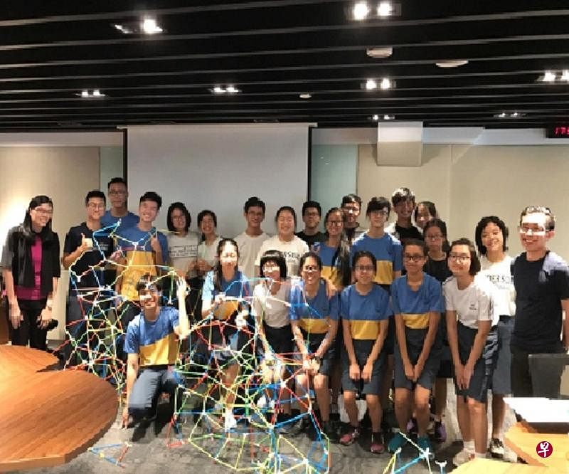 安初学生参观新加坡建设局留影。（安德逊初院提供图片）