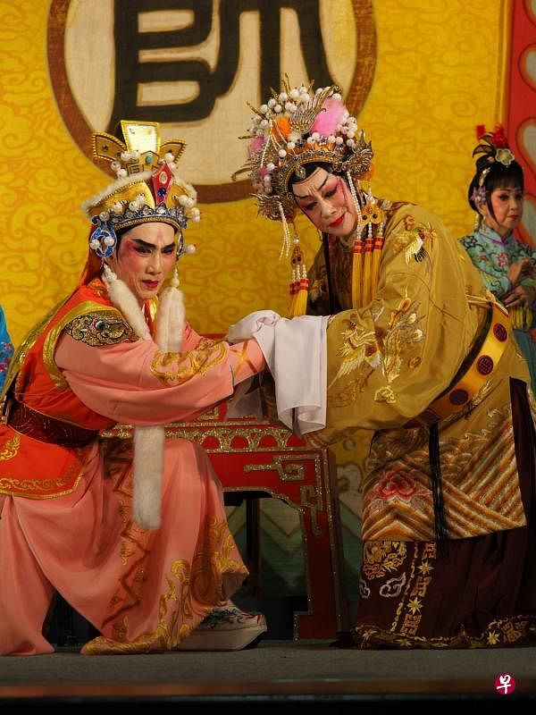 在《四郎探母》中，洪志庆（左）饰演的杨延辉与黄静琴饰演的佘太君，有精彩对手戏。（剧团提供）