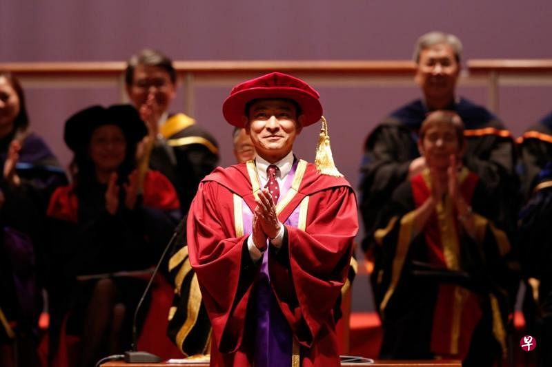 香港天王刘德华本月14日获香港树仁大学颁授荣誉文学博士。（新华网）