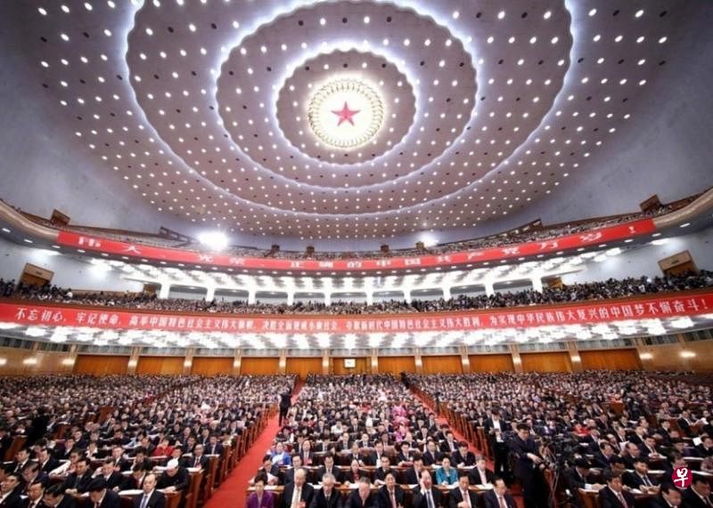 十九大报告表明中国还会长期处在社会主义初级阶段，中国也仍是世界上最大的发展中国家。（互联网）