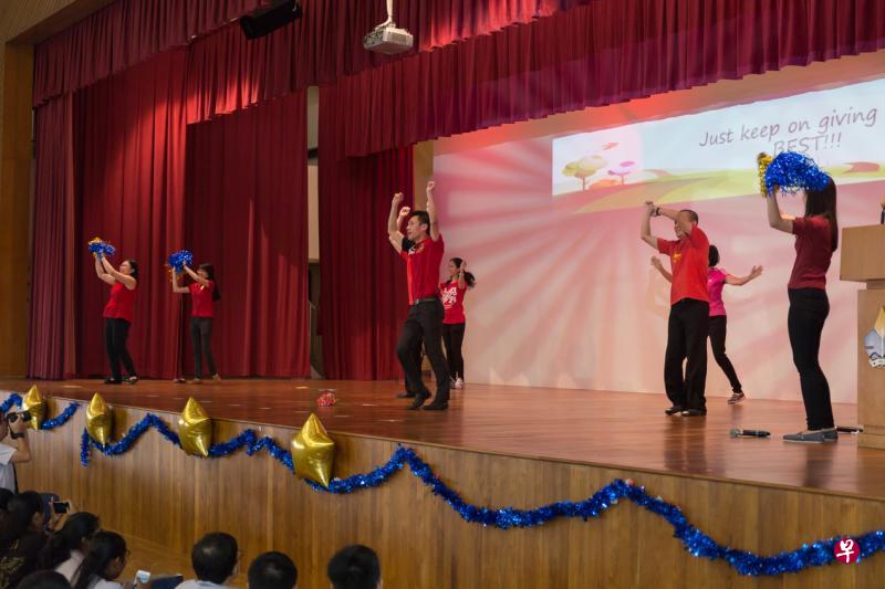 化学部老师的《小苹果》歌舞表演，让同学们尖叫连连。（安初摄影队提供）