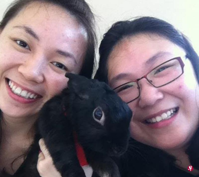 两姐妹很爱小动物。图左为妹妹许苑洁，和姐姐许苑玲。（取自面簿）