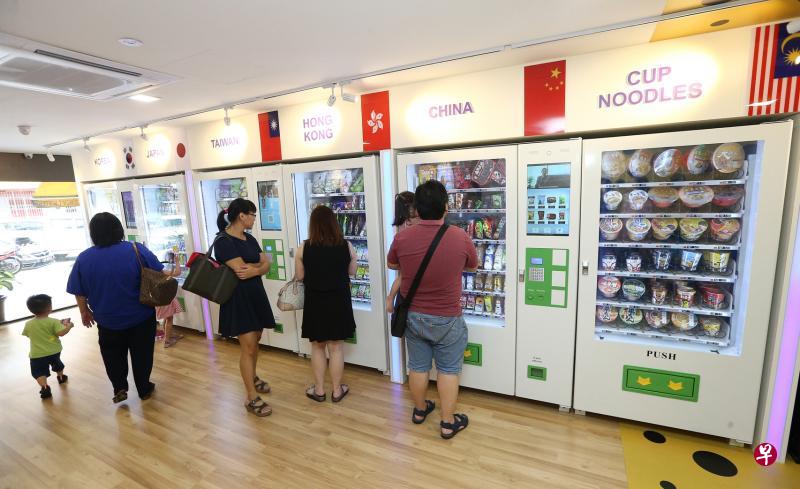 马来西亚首家无人便利店以售卖外国特色零食、饮料及泡面为主，吸引许多好奇的民众入店参观或消费。（星洲日报）