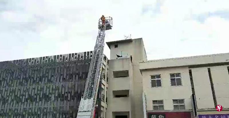 狮城女危站停车场顶楼墙沿。（桃园中坜警局提供）