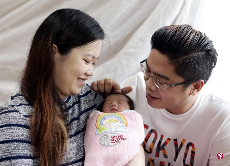 元旦女宝宝在安微尼亚山医院出生，妈妈郑佩环（左）和爸爸洪永春都感到无比欣慰。（陈渊庄摄）