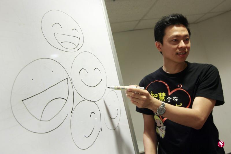 华文媒体集团视觉部主任陈聪明参与下一代的美术教育活动，教学生们画漫画。（档案照）