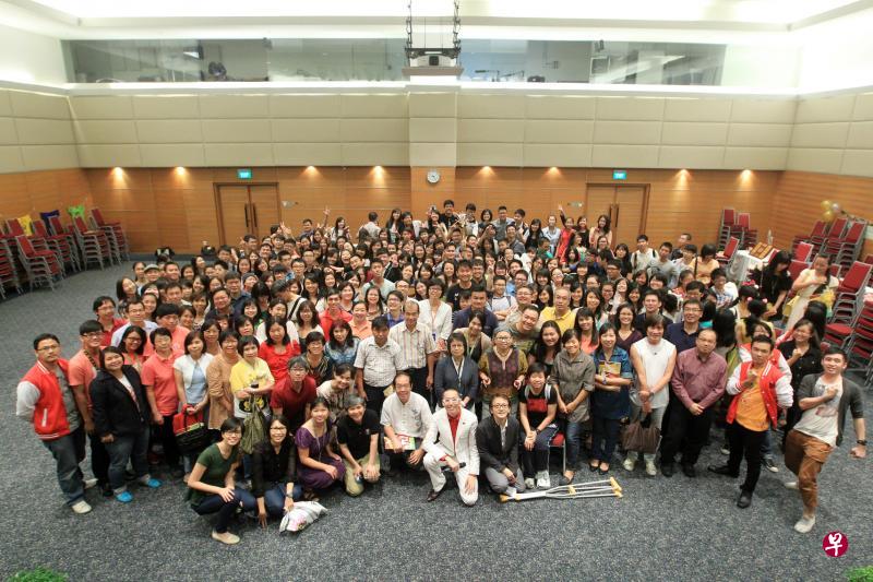 2013年“早报90·联合学生通讯员30”周年庆大团聚，新旧通讯员聚集在报业中心礼堂内，庆祝一起走过的日子。（档案照）