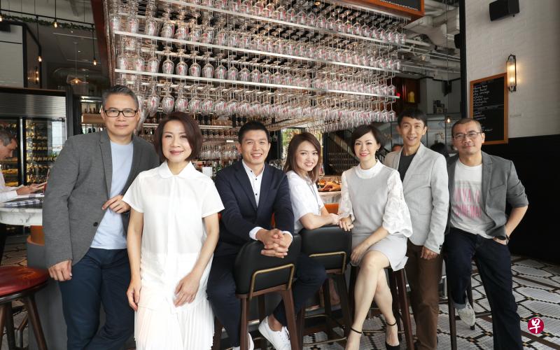 96.3好FMDJ，左起洪伟文、林安娜、温国贤、洪菁云、陈丽仪、王德明和刘杰奇。（林泽锐摄）
