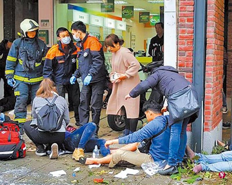 发生车祸后，女伤者（左下角）瘫倒在地，男伤者则坐倒在旁，两人由救护人员照料。（档案照）