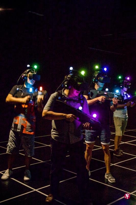 Zero Latency玩家必须戴上全沉浸式VR头盔和背一个电脑背包。（受访者提供）