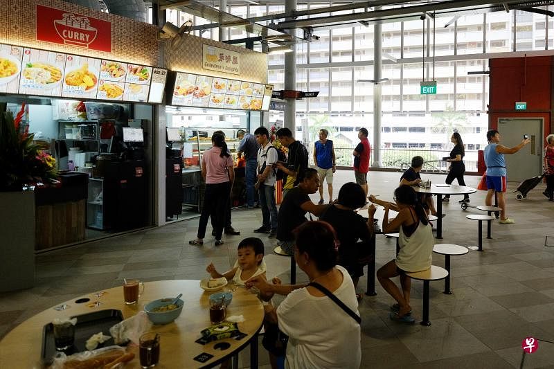 公众在舒适空间里享受小贩美食，新一代小贩中心的环境设计和营运模式，让人耳目一新。（曾坤顺摄）