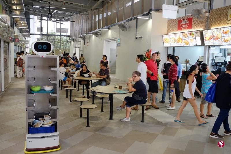 口福集团旗下子公司管理的裕廊西小贩中心使用机器人收拾碗碟。（邝启聪摄）
