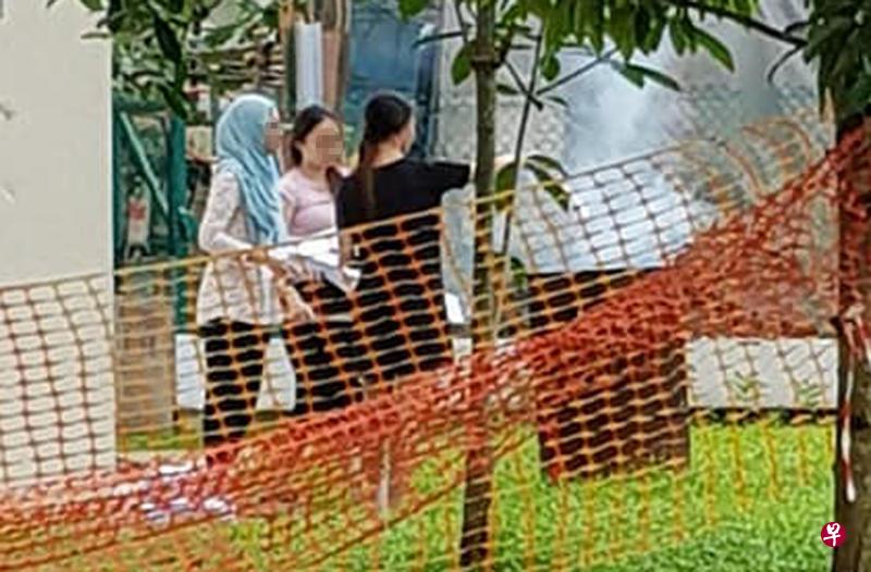 三名幼儿园教师用冥纸焚烧桶销毁文件，网上引起热议。（互联网）