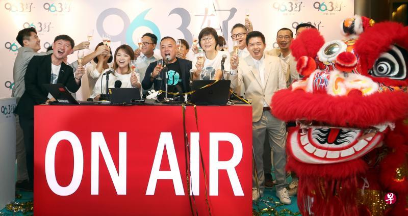 96.3好FM七位DJ，昨早齐聚报业中心大堂，与新加坡报业控股执行总裁伍逸松（后排左三）、副执行长陈康威（前排左一）、华文媒体集团主管李慧玲（前排左四）及报业控股电台总经理沈丰发（前排左三），为新电台举行开播仪式。（叶振忠摄）