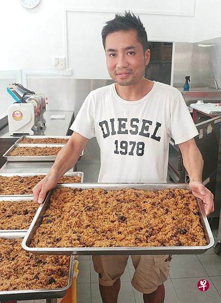 吴汲玹手握着一大盘香喷喷的糯米饭。（郑有恒摄）