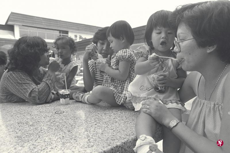 昔日的“麦当劳小孩”或许已长大，回望过去在快餐店里度过的美好时光。（档案照）